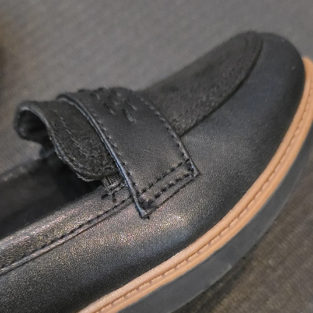 Clarks Women's Black Loafers - Picture 4 of 9